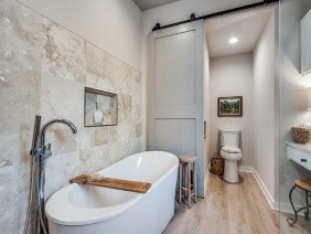 Dorian Bahr Company - Photo 4