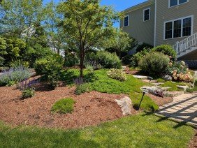 Ahronian Landscaping & Design - Photo -1