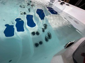 MI Backyard Pool & Spa - Photo 2