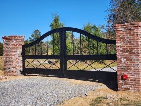 Iron Gates of Louisiana - Photo -1