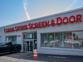 Lisbon Storm, Screen & Door - Photo -1